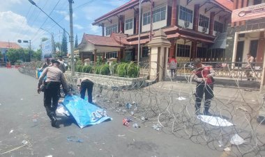 Peduli-Lingkungan-Polisi-Bersihkan-Sampah-Usai-Aksi-Demo-di-Kantor-DPRD-Situbondo